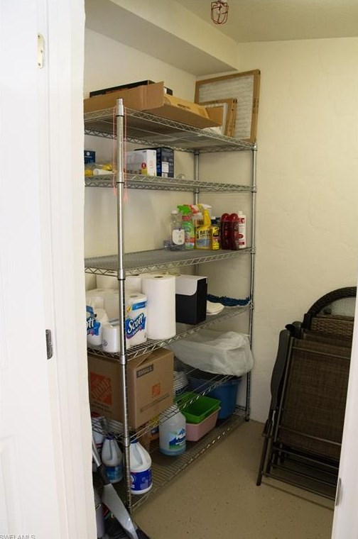 9085 Chula Vista St, Naples FL 10602-3260 exterior