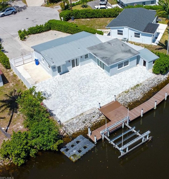 574 14th St N, Naples, FL 34102
