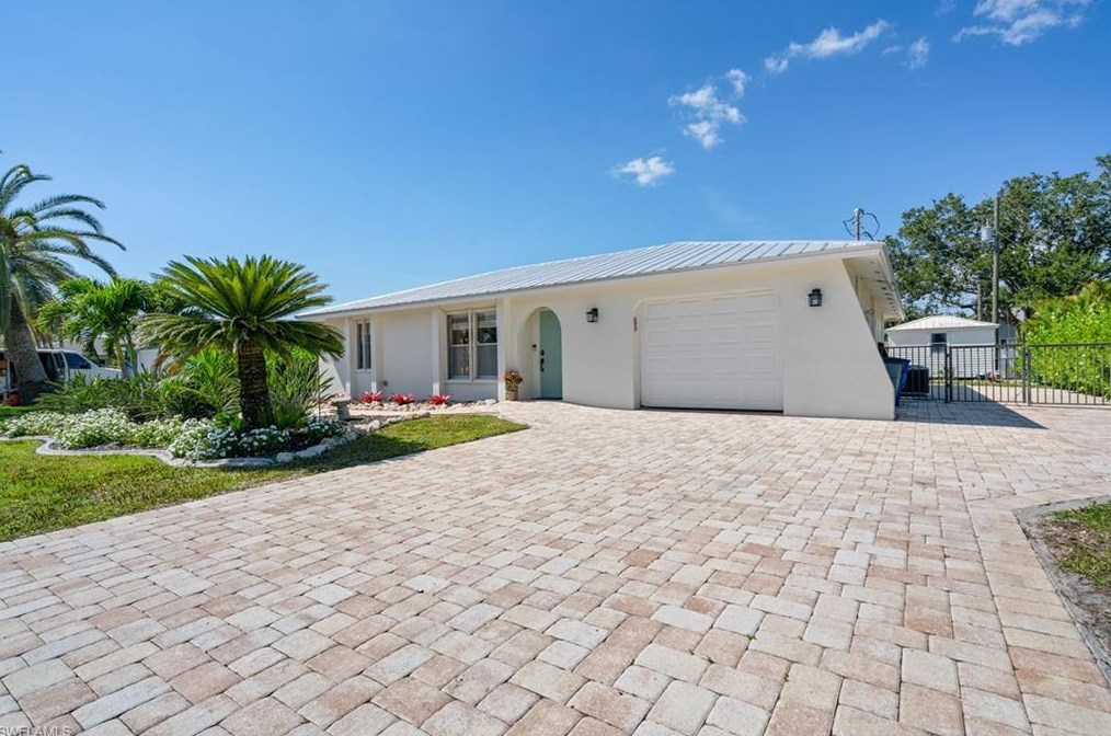 3652 Bailes St, Bonita Springs, FL 34134-7541