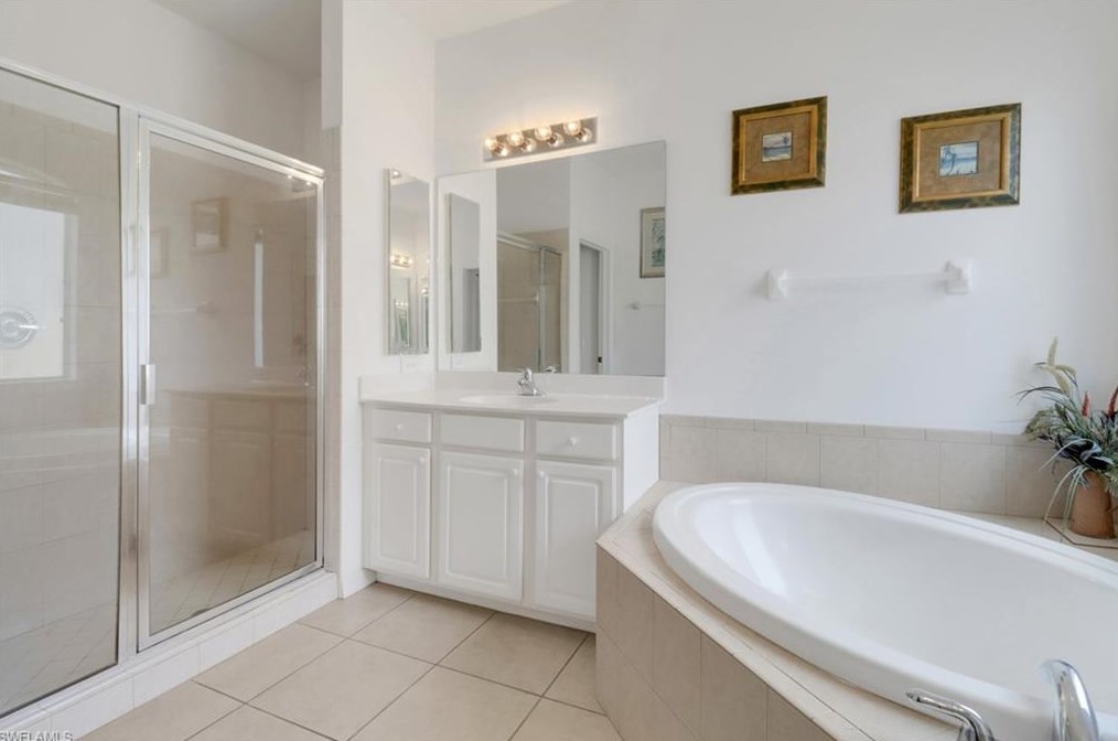 5658 Lago Villaggio Way, Naples FL 34104-5742 exterior