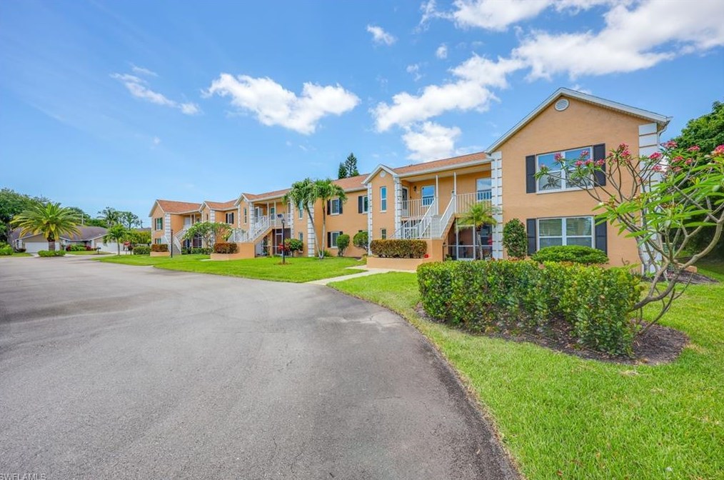 2050 Crown Pointe Blvd, Naples FL  34112-3646 exterior