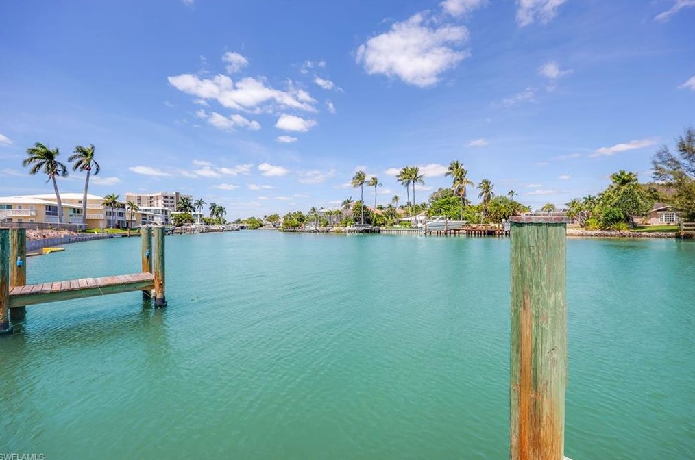 1950 Gulf Shore Blvd, Naples FL  34102-4608 exterior