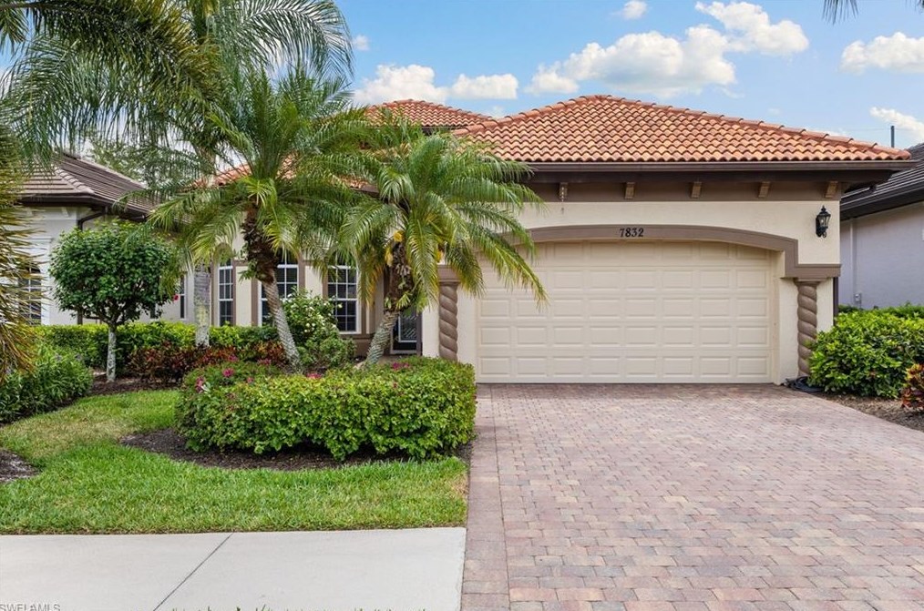 7832 Valencia Ct, Naples, FL 34113-3185