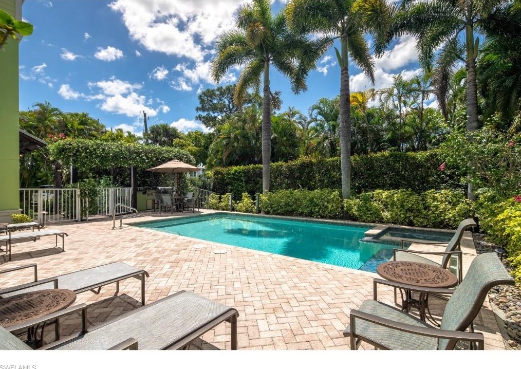 370 11th Ave, Naples FL  34102-7024 exterior