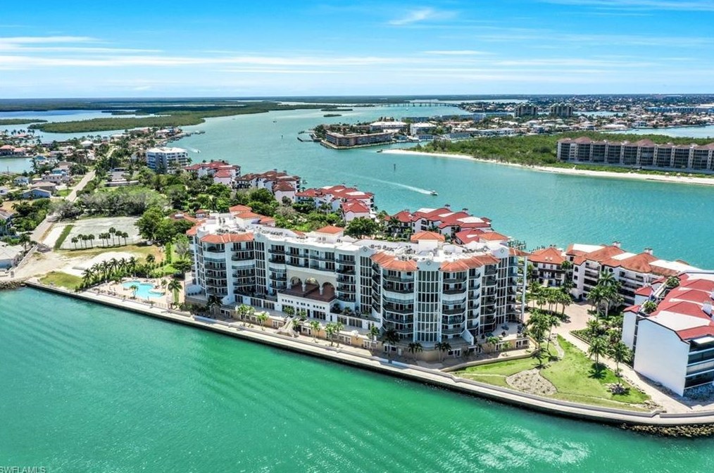 700 La Peninsula Blvd, Naples FL  34113-4039 exterior