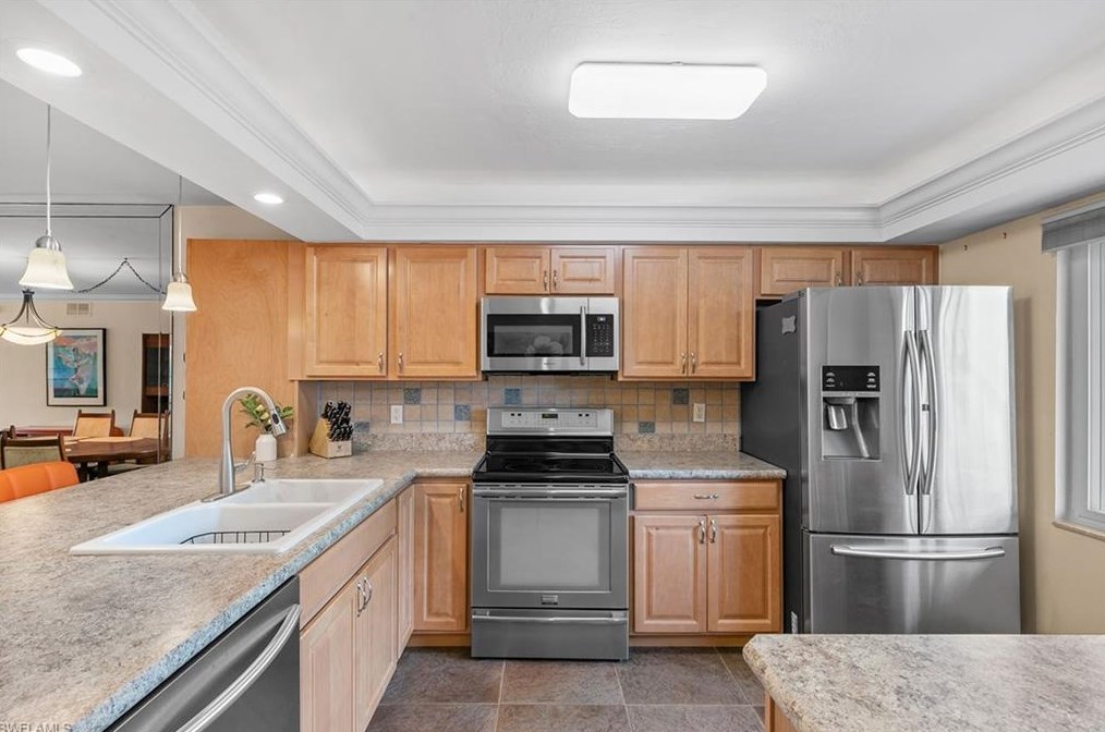 3840 Snowflake Ln, Naples, FL 34112-5094
