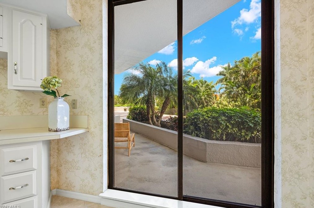 6075 Pelican Bay Blvd, Naples FL  34108-8169 exterior