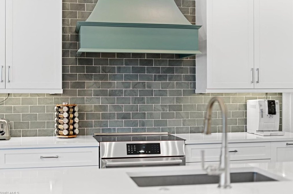 8761 Mustang Is Cir, Naples FL 34113-1640 exterior