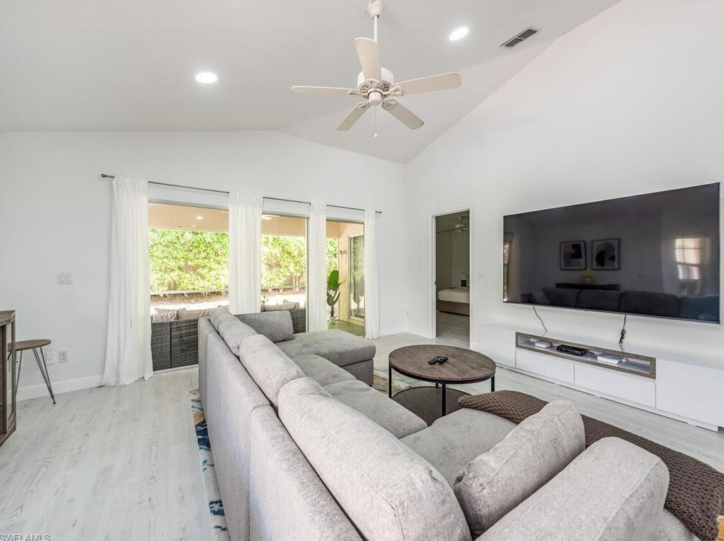 4902 Europa Dr, Naples, FL 34105