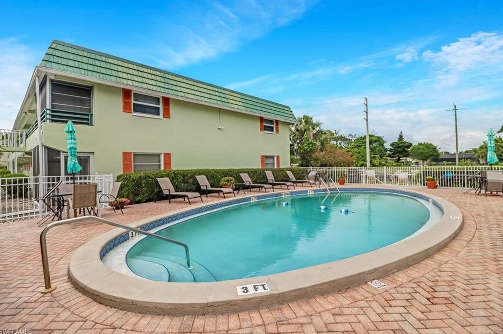 200 Valley Stream Dr, Naples FL 34113-4156 exterior