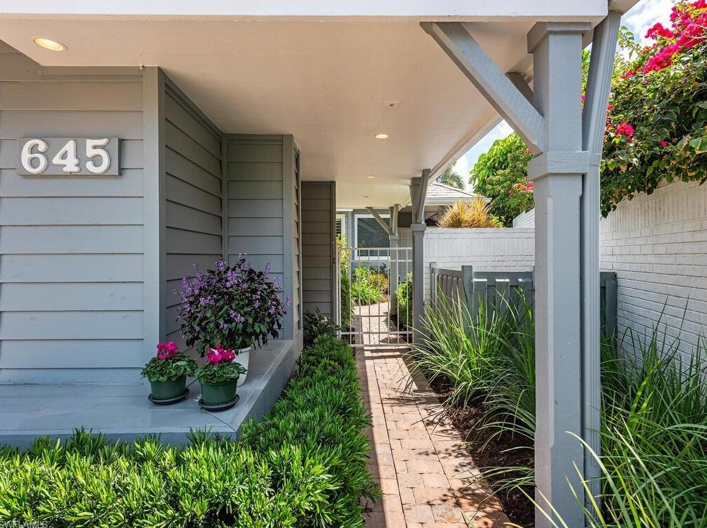 645 Bridgeway Ln, Naples FL 34108-2777 exterior