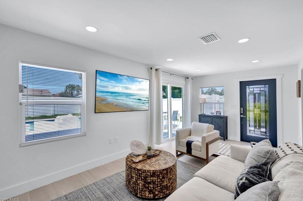 831 102 Ave, Naples FL 34108-3216 exterior