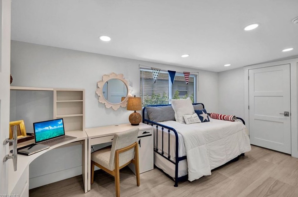 831 102 Ave, Naples FL 34108-3216 exterior