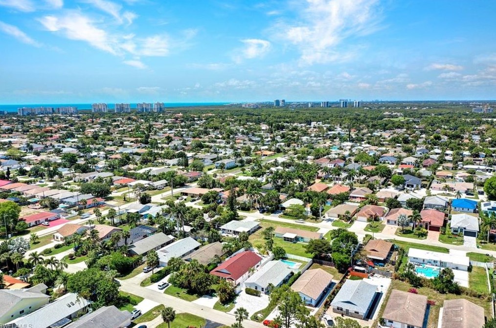 831 102 Ave, Naples FL 34108-3216 exterior