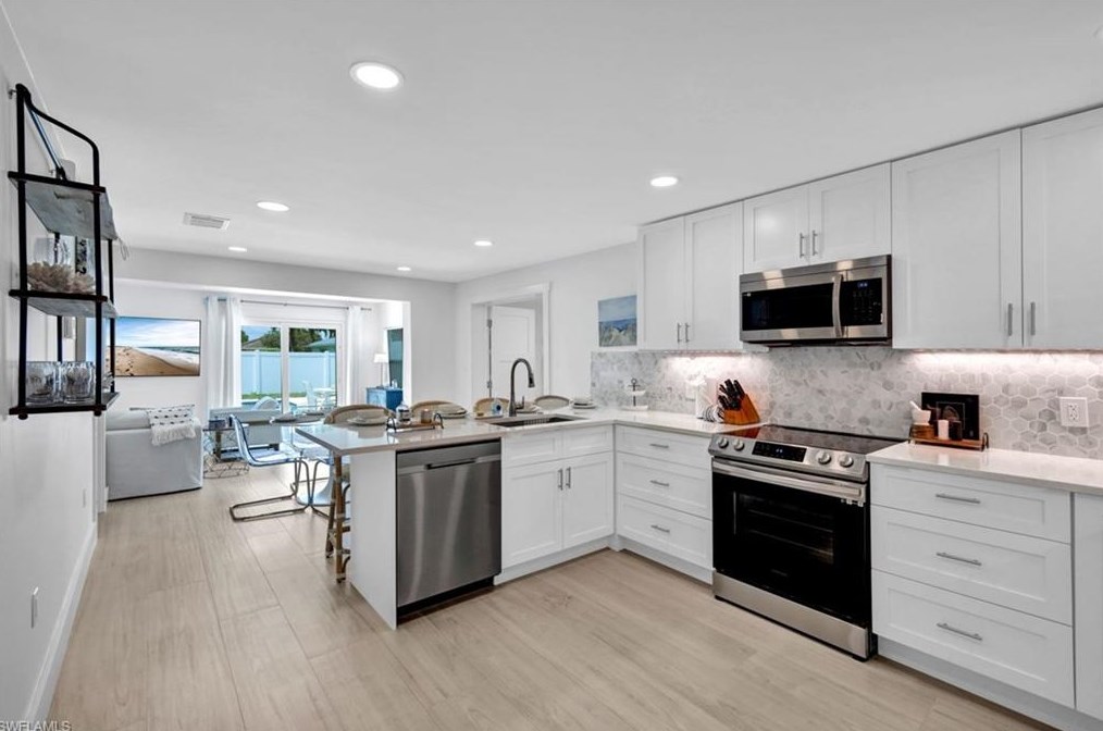 831 102 Ave, Naples FL 34108-3216 exterior