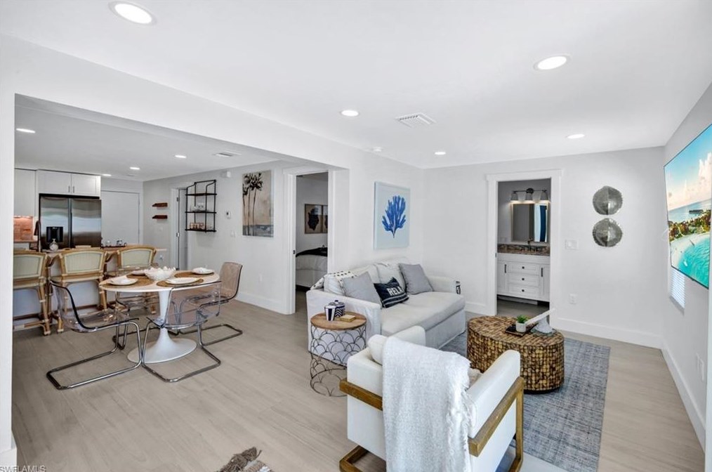 831 102 Ave, Naples FL 34108-3216 exterior