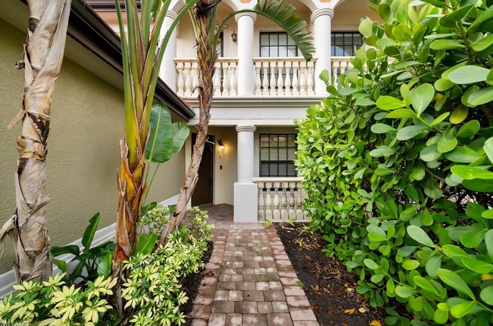 1276 Strada Milan Ln, Naples, FL 34105-4984