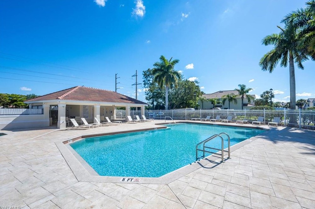 1076 Hampton Cir, Naples FL 34105-4821 exterior