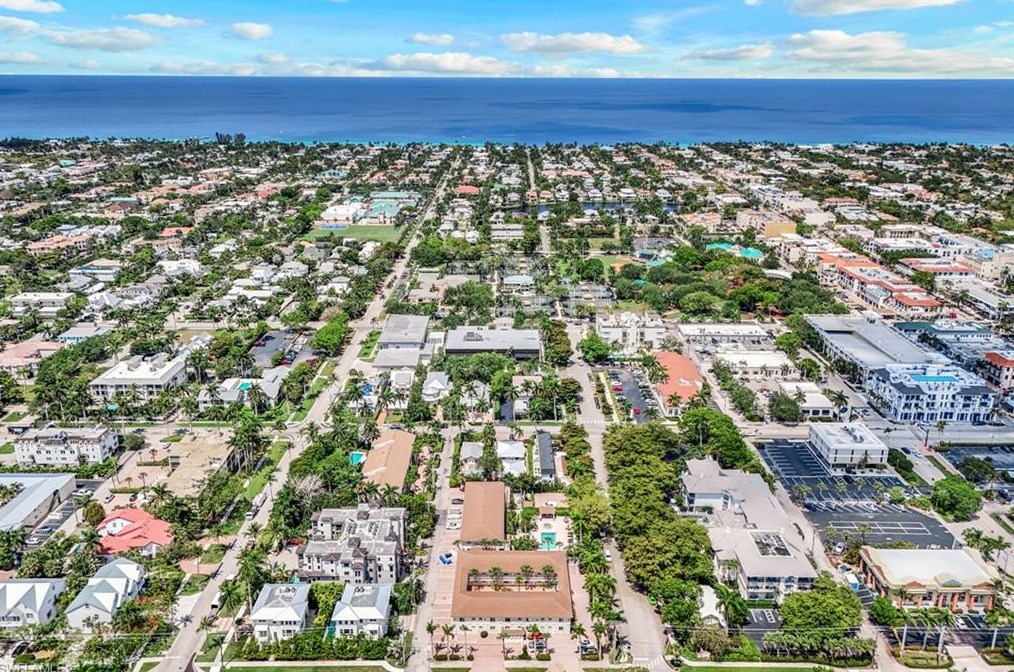 980 7th Ave, Naples FL  34102-6728 exterior