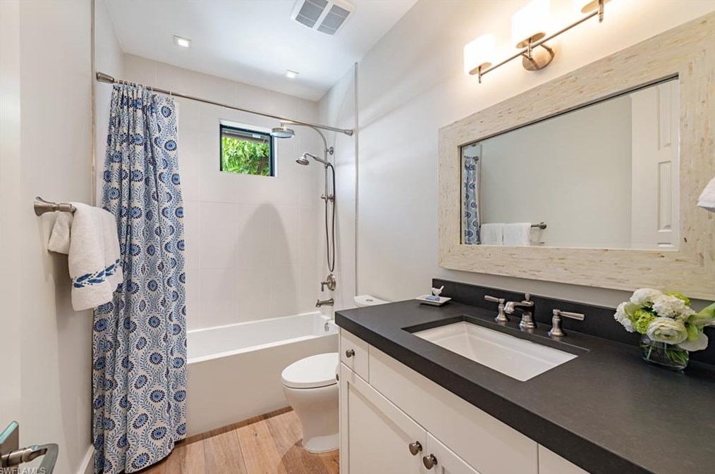 1245 Tuna Ct, Naples FL  34102-1544 exterior
