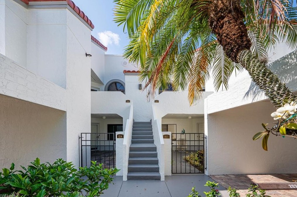 577 Beachwalk Cir, Naples, FL 34108-8781