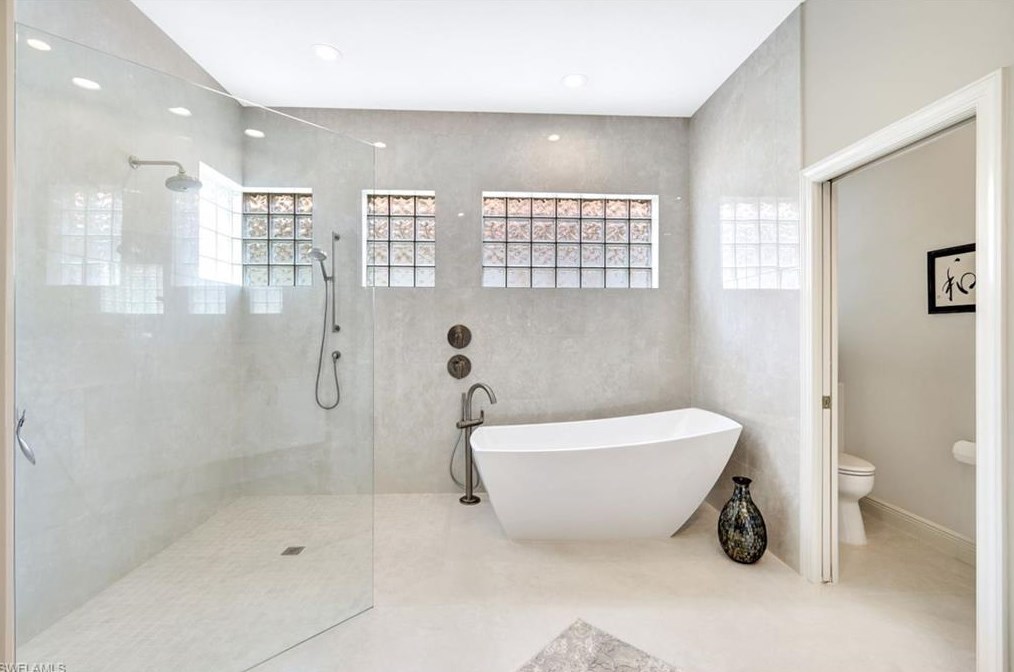 9231 Troon Lakes Dr, Naples FL  34109-4317 exterior