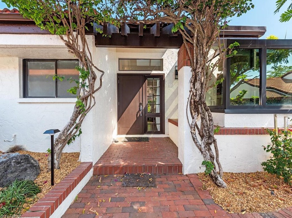 549 Bay Villas Ln, Naples, FL 34108-2812