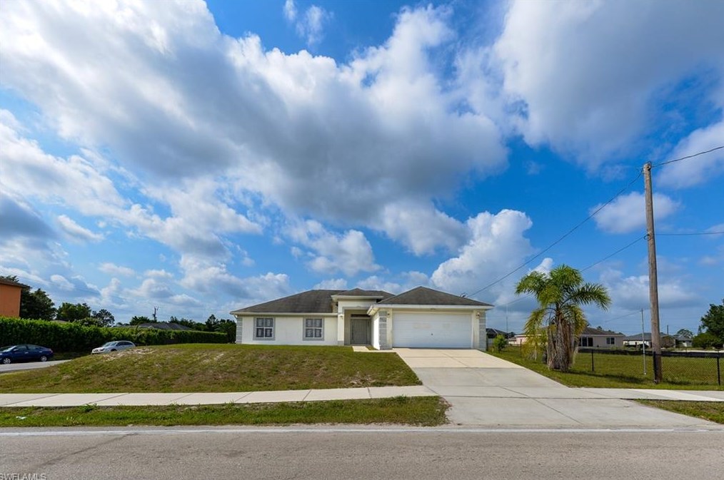 3717 12th St, Lehigh Acres, FL 33976-2820