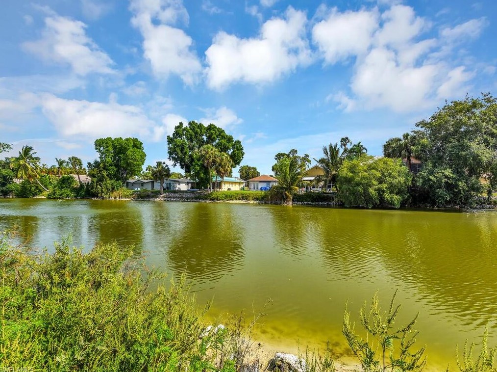 845 107 Ave, Naples FL 34108-1858 exterior