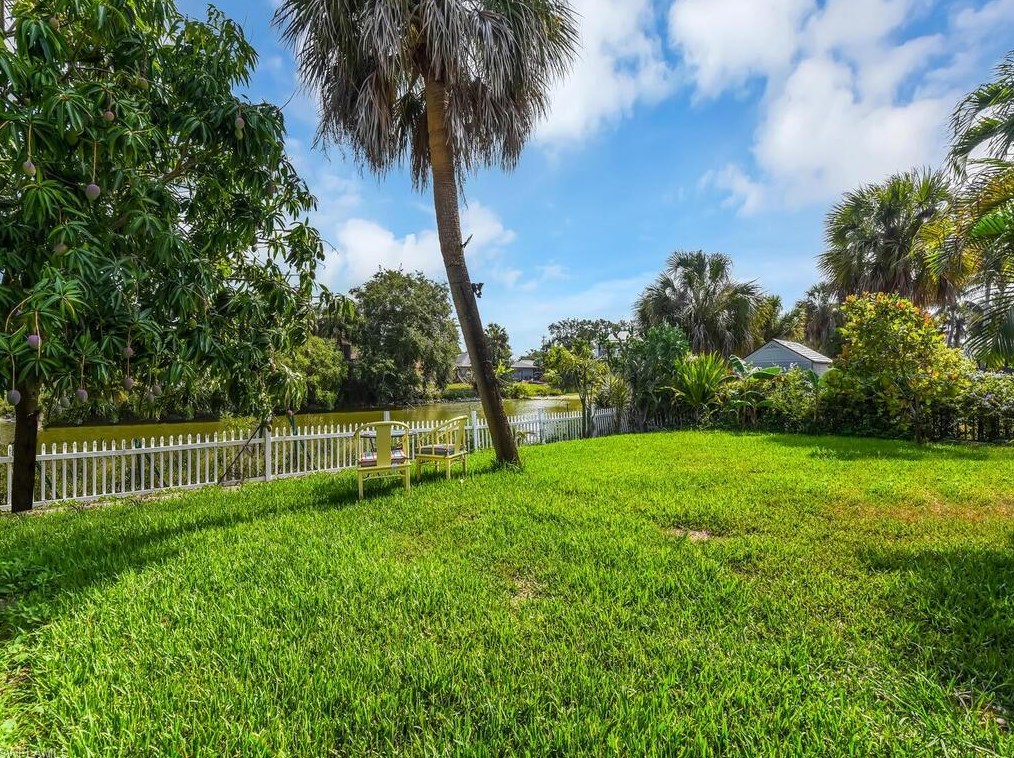 845 107 Ave, Naples FL 34108-1858 exterior