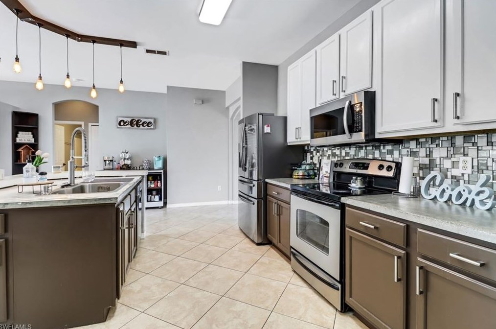4380 40th St, Naples, FL 34120-3212
