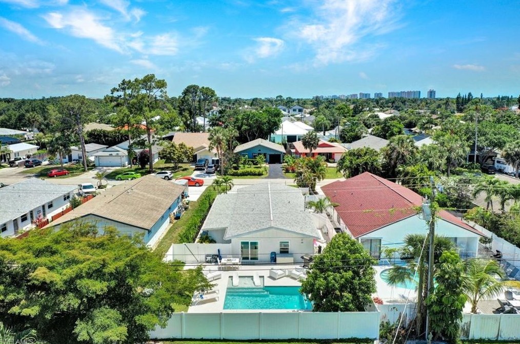 831 102 Ave, Naples FL 34108-3216 exterior