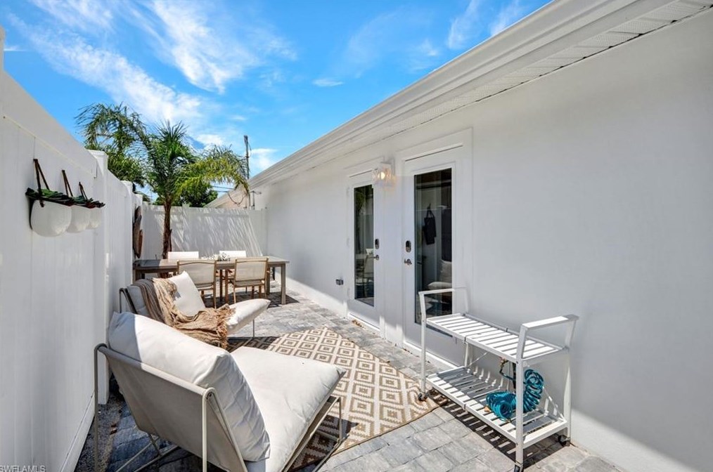 831 102 Ave, Naples FL 34108-3216 exterior