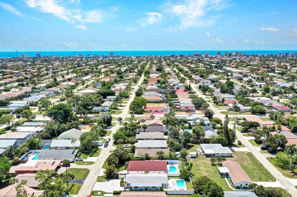 831 102 Ave, Naples FL 34108-3216 exterior