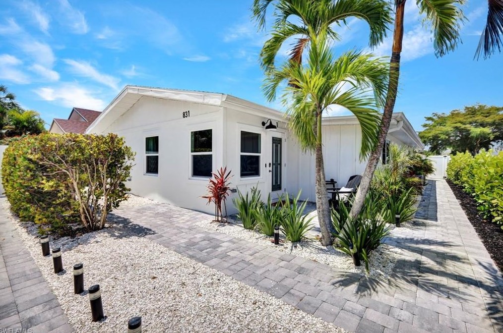 831 102 Ave, Naples FL 34108-3216 exterior