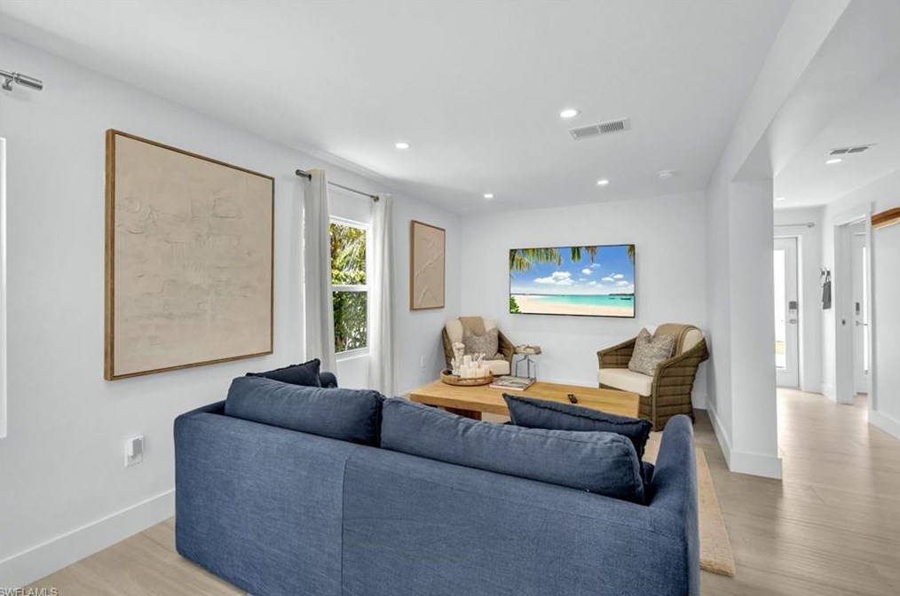 831 102 Ave, Naples FL 34108-3216 exterior