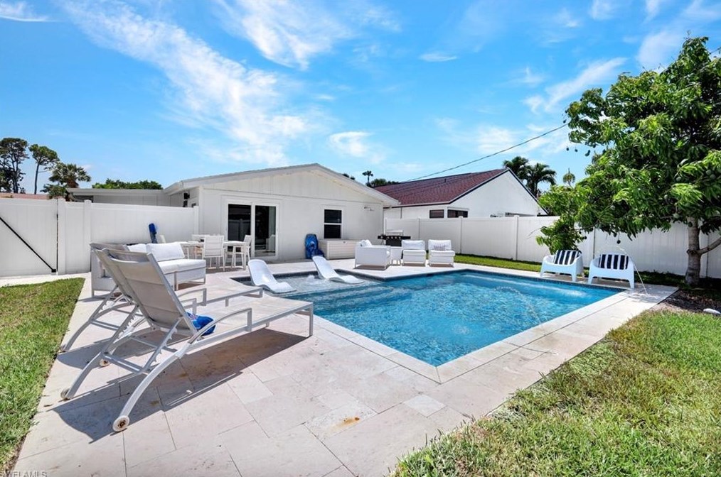 831 102 Ave, Naples FL 34108-3216 exterior