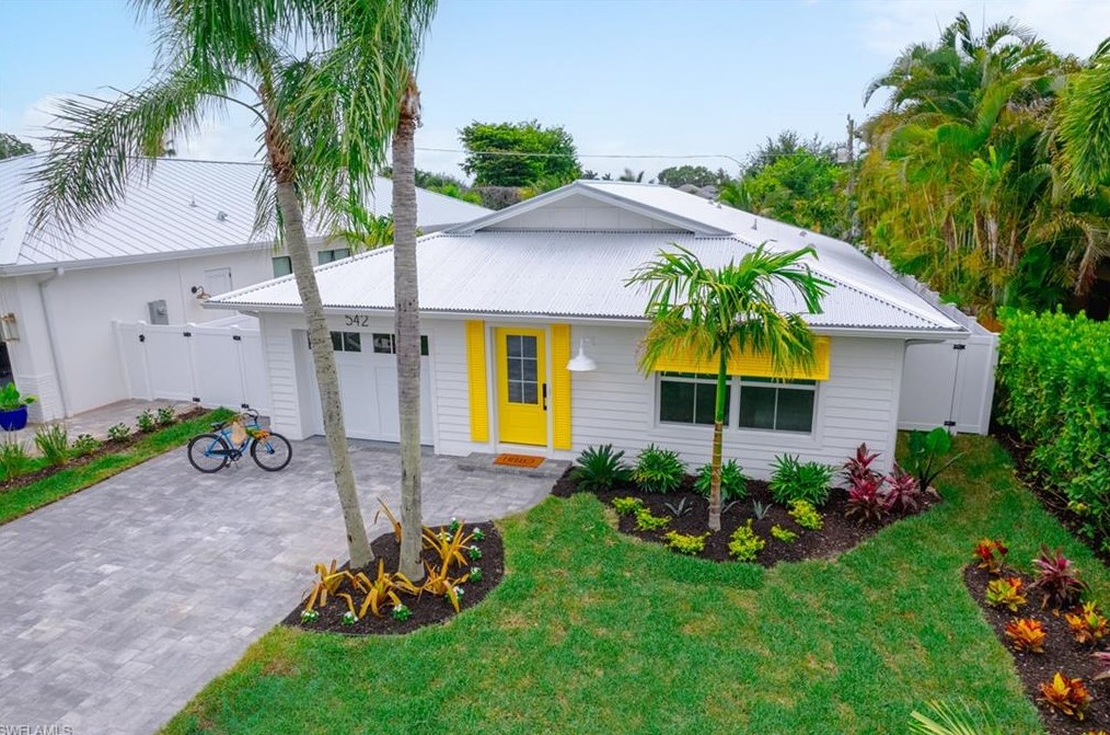 542 104th Ave, Naples, FL 34108-3225