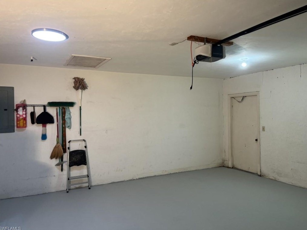 119 Madison Dr, Naples FL 34110-1323 exterior