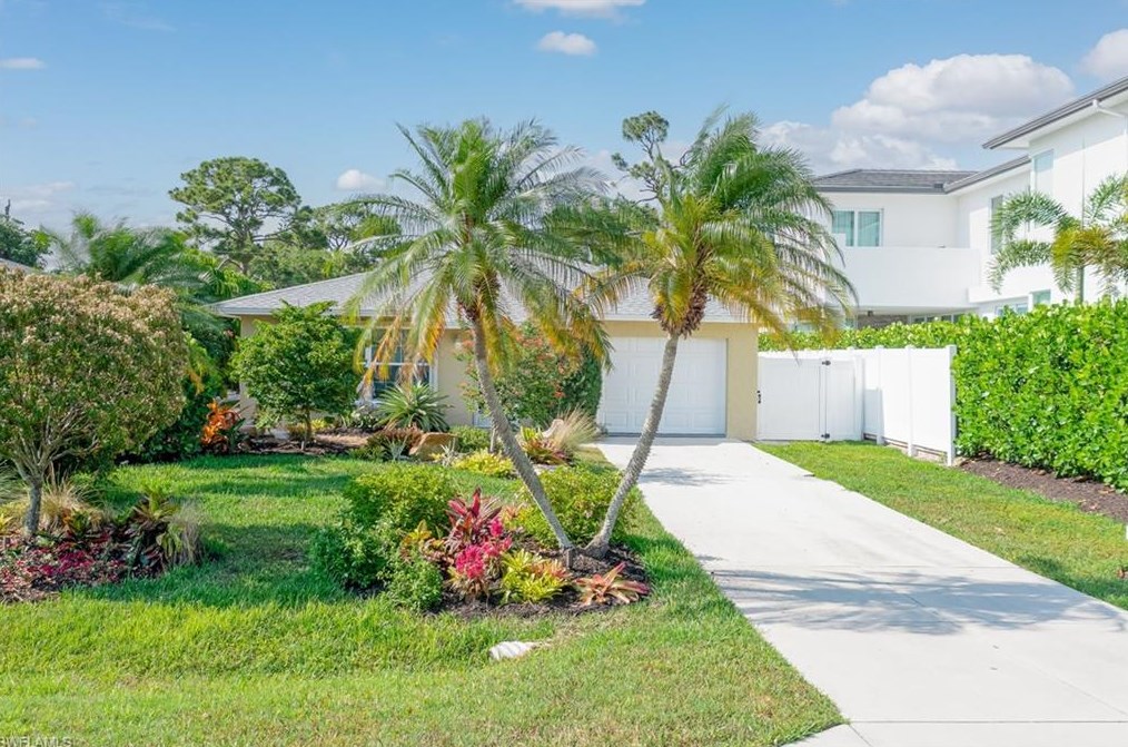 587 93rd Ave, Naples, FL 34108-2436