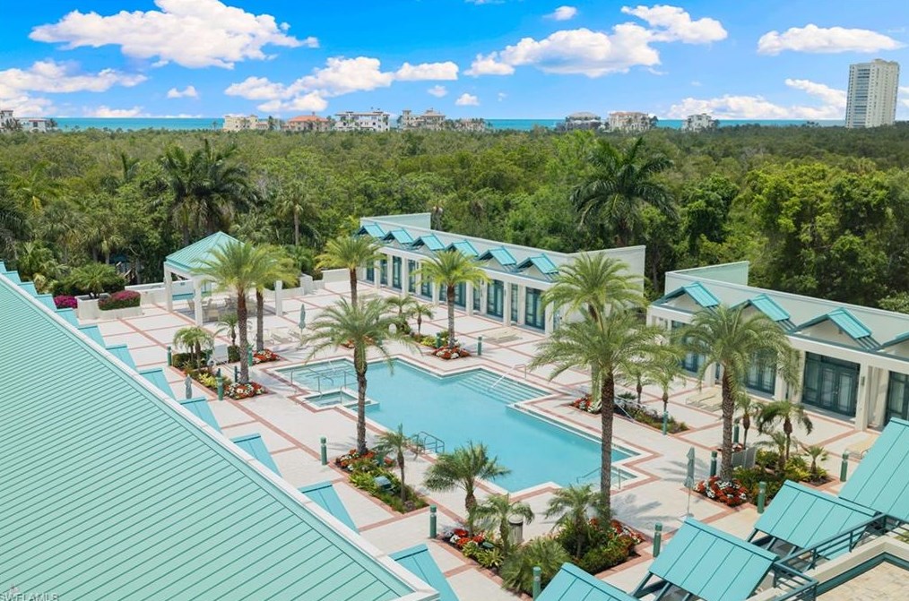 7515 Pelican Bay Blvd, Naples FL 34108-7511 exterior