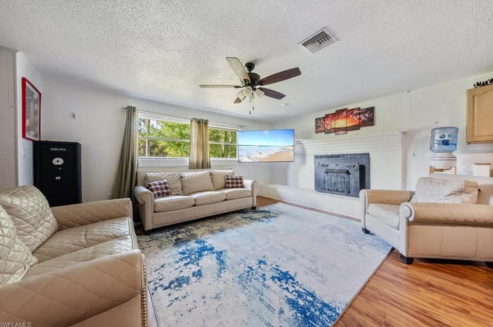3420 6th Ave, Naples, FL 34120-4946