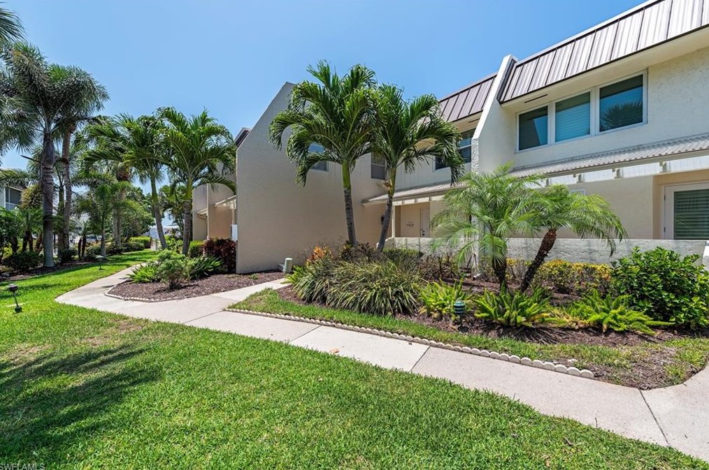 800 River Point Dr, Naples, FL 34102-3406