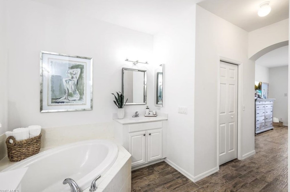 5576 Lago Villaggio Way, Naples FL 34104-5738 exterior