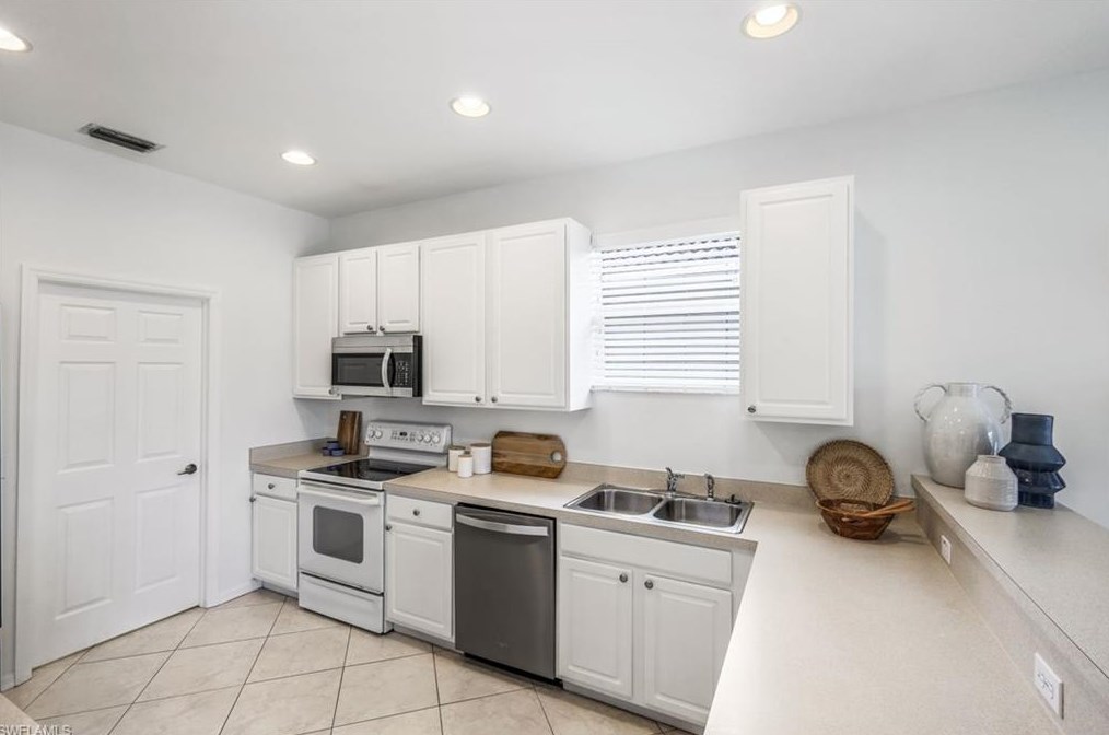 5576 Lago Villaggio Way, Naples FL 34104-5738 exterior