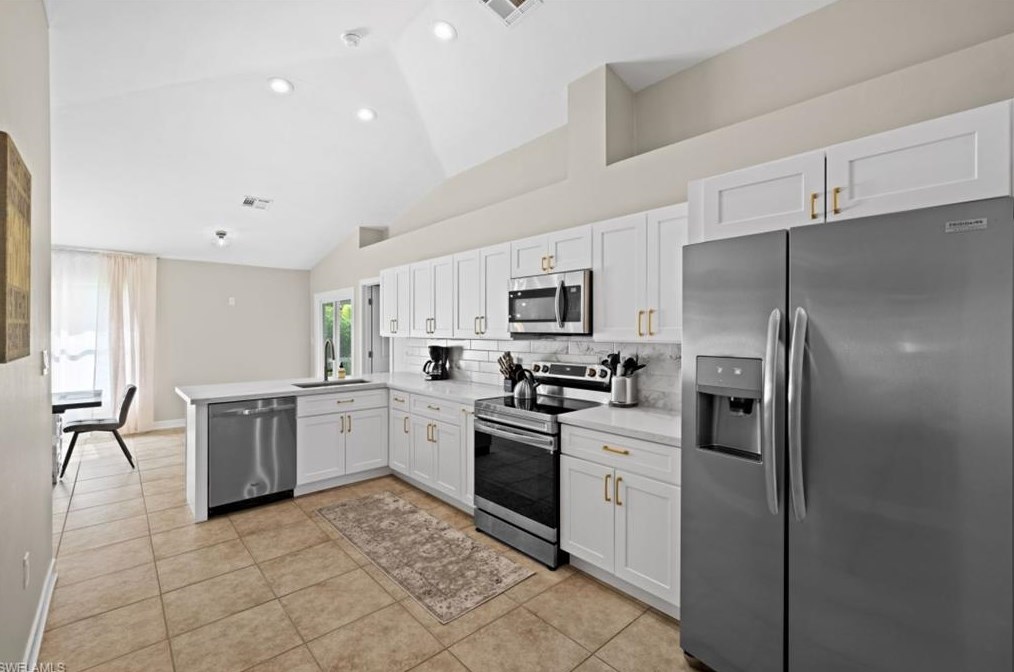 159 7th St, Naples, FL 34117-2126
