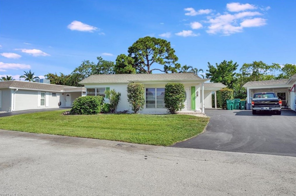 7 Knights Bridge Rd, Naples, FL 34112-0636