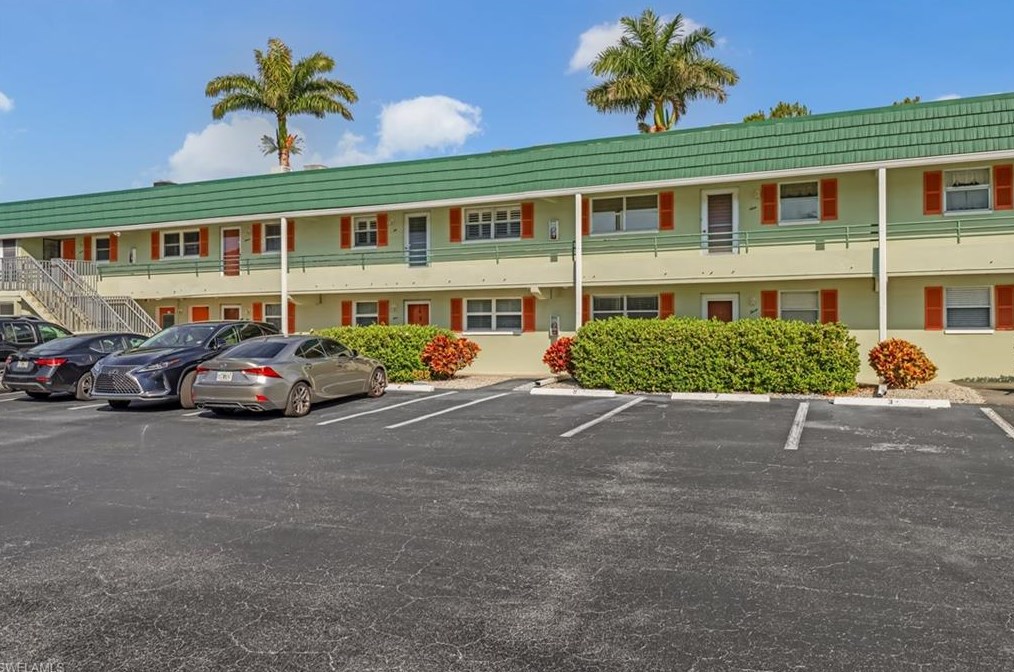 300 Valley Stream Dr, Naples FL 34113-4157 exterior