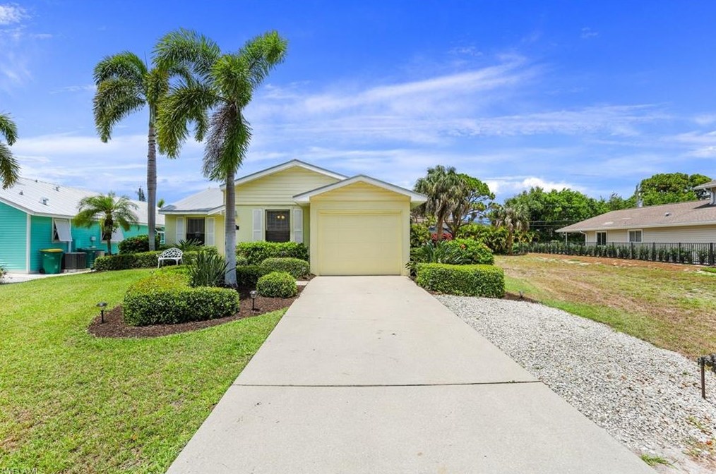633 91st Ave N, Naples, FL 34108