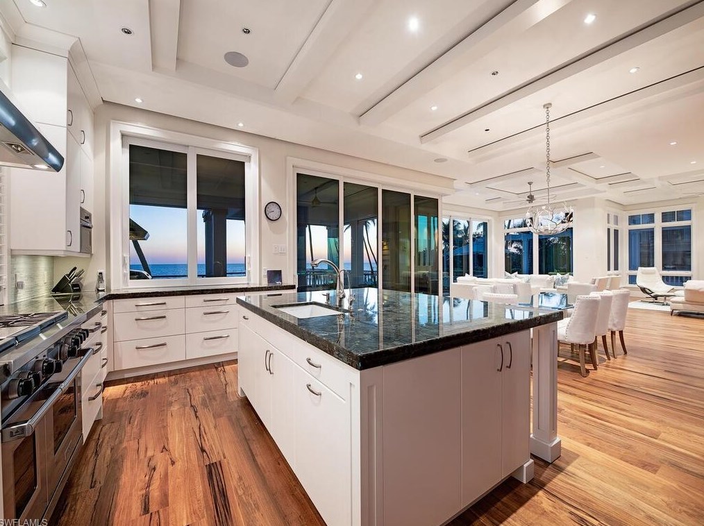 1270 Gulf Shore Blvd, Naples FL 34103-4369 exterior